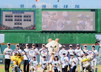 創紀錄!高醫體系首辦棒球家庭日 1700人齊聚寫下台鋼雄鷹主場單一體系進場最高紀錄 創紀錄!高醫體系首辦棒球家庭日 1700人齊聚寫下台鋼雄鷹主場單一體系進場最高紀錄