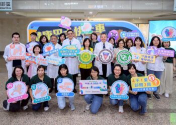 高醫啟動健康巴士衛教展 盼民眾「正確用藥、落實預防」甩開危機 高醫啟動健康巴士衛教展 盼民眾「正確用藥、落實預防」甩開危機