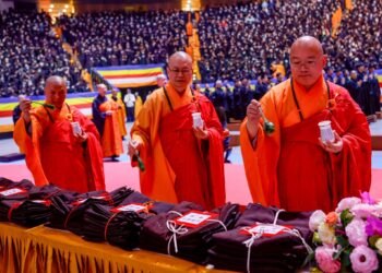 萬人齊聚小巨蛋皈依受戒　清淨善念祈願世界和平