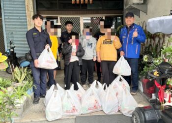 寒冬送暖送物資　里港警關懷弱勢家庭不遺餘力