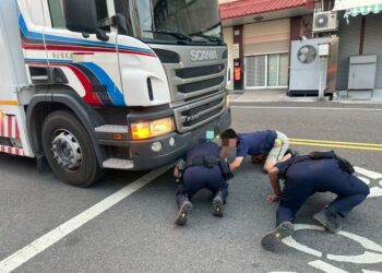 里港警化身「貓咪救援隊」　趴地鑽車底搶救受困幼貓暨里港警警訊