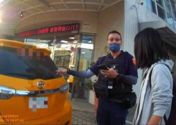 歸心似箭忘行李 湖內警急尋運將助找回 歸心似箭忘行李 湖內警急尋運將助找回